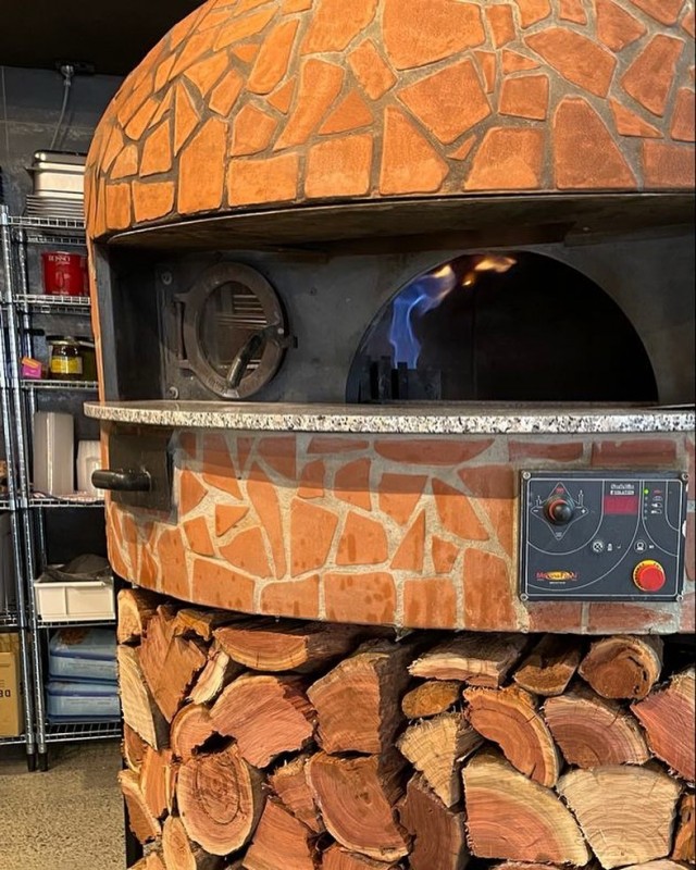 Gas-fired Neapolitan pizza oven